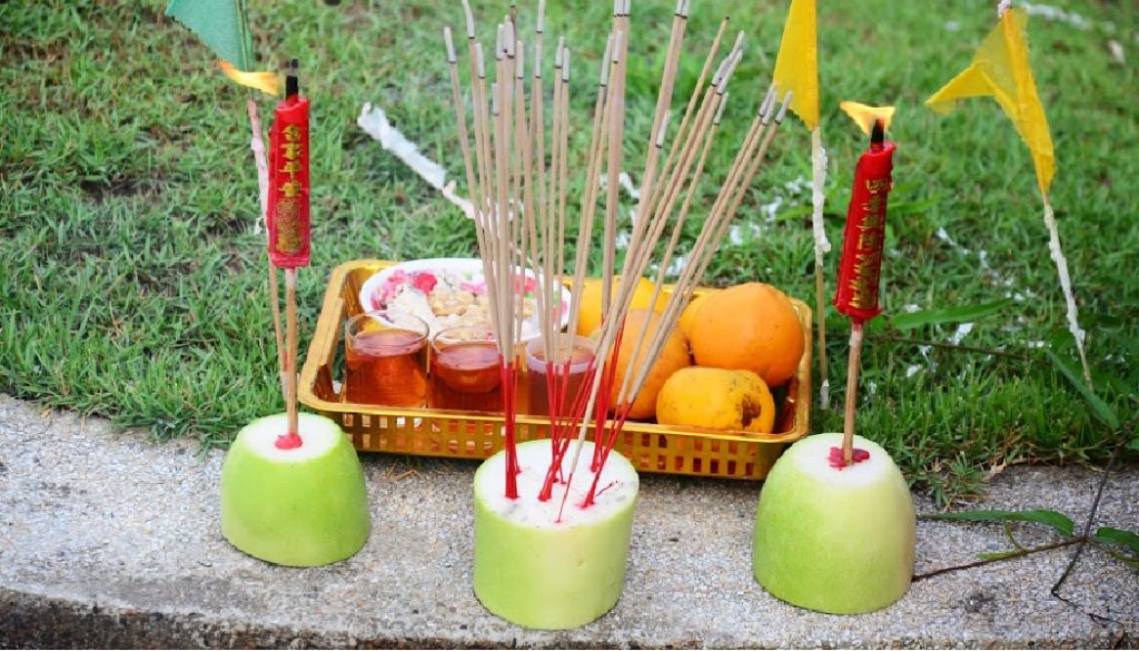 Chinese, China, Wingming Festival, BillionGraves, family, family history, burial customs from around the world, burial customs, burial practices, funeral, cemetery, gravestone, grave, GPS, ancestors, ancestry, genealogy, family history, BillionGraves app, fruit