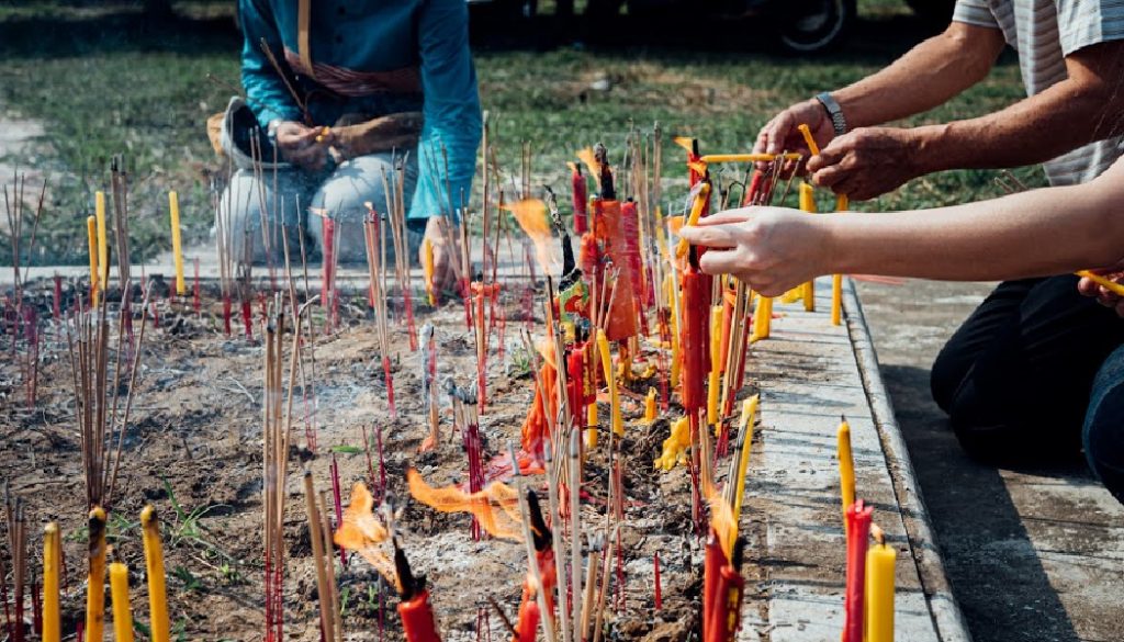 BillionGraves, family, family history, burial customs from around the world, burial customs, burial practices, funeral, Chinese, China, Wingming Festival,cemetery, gravestone, grave, GPS, ancestors, ancestry, genealogy, family history, BillionGraves app,