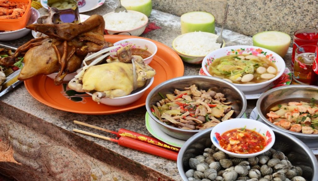 BillionGraves, family, family history, burial customs from around the world, burial customs, burial practices, funeral, cemetery, gravestone, grave, GPS, ancestors, ancestry, genealogy, family history, BillionGraves app,Chinese, China, Wingming Festival, food, chopsticks