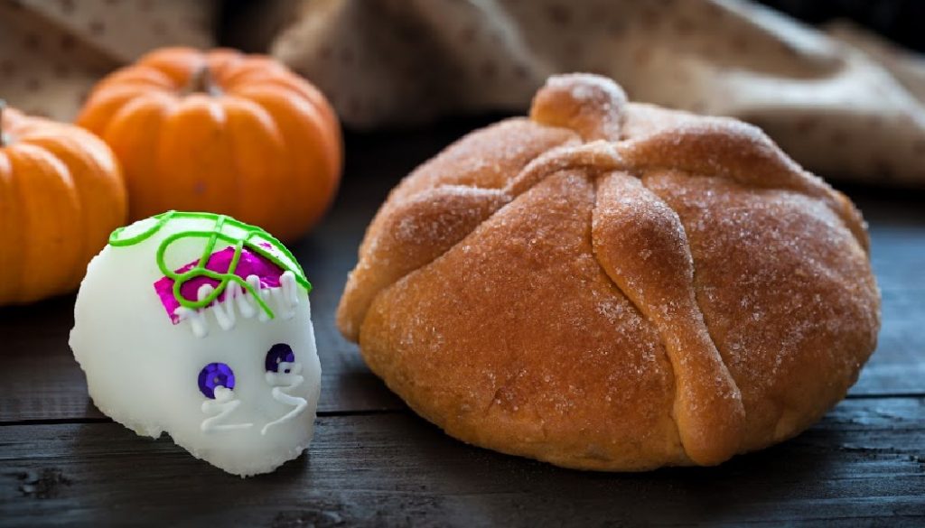 Mexico, Day of the Dead, BillionGraves, family, family history, burial customs from around the world, burial customs, burial practices, funeral, cemetery, gravestone, grave, GPS, ancestors, ancestry, genealogy, family history, BillionGraves app, sugar skull, bun