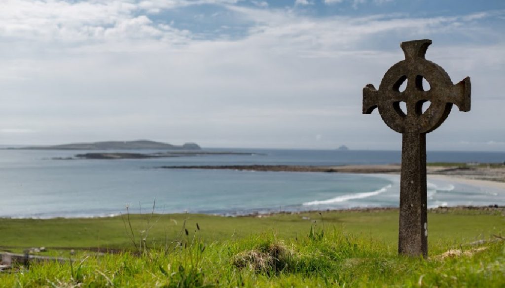 Celtic Cross in the west of Ireland, with beach and Atlantic ocean in the background, BillionGraves, GPS, gravestone, cemetery, genealogy, burial customs, family history, Ireland, burial customs, Irish, Irish wake