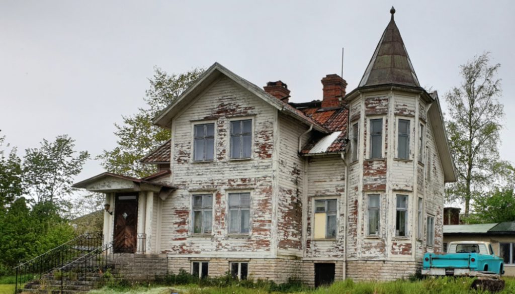 mansion, rundown mansion, house, family history, genealogy, BillionGraves, ancestors, cemetery, gravestones, BG, family vacation, genealogy trip