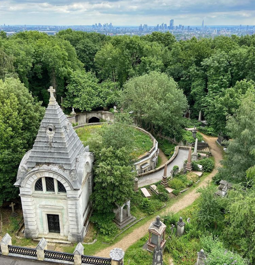 BillionGraves, cemetery, beautiful, grave, gravesite, genealogy, family history, ancestors, GPS, BillionGraves, photos of gravestones, beautiful cemeteries, beautiful cemetery, highgate cemetery, London, england