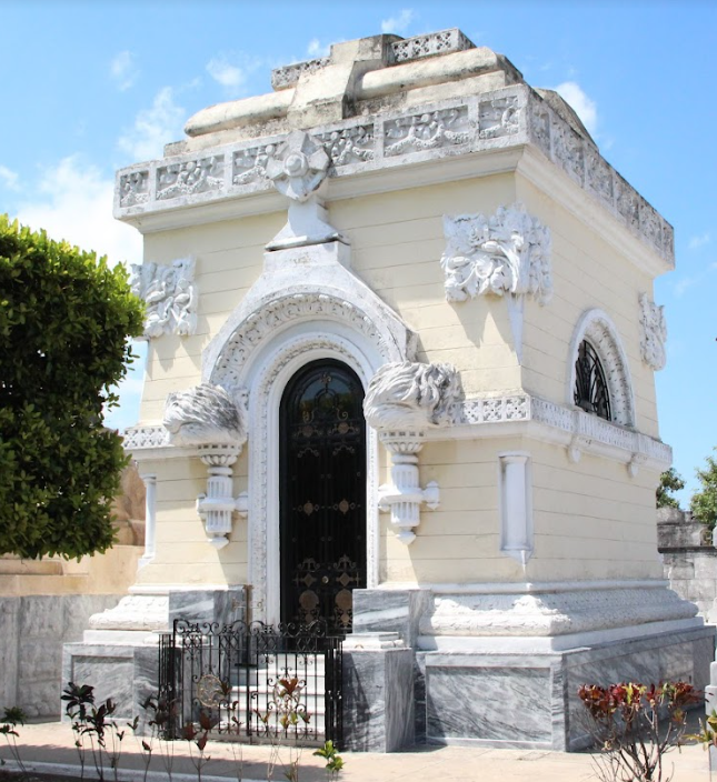 BillionGraves, BG, BG+, mobile app, volunteer, take photos of gravestones, colon cemetery, El Cementerio de Cristóbal Colón, cemetery, grave, gravestone, ancestors, ancestry, family history, mausoleum, tomb, torch