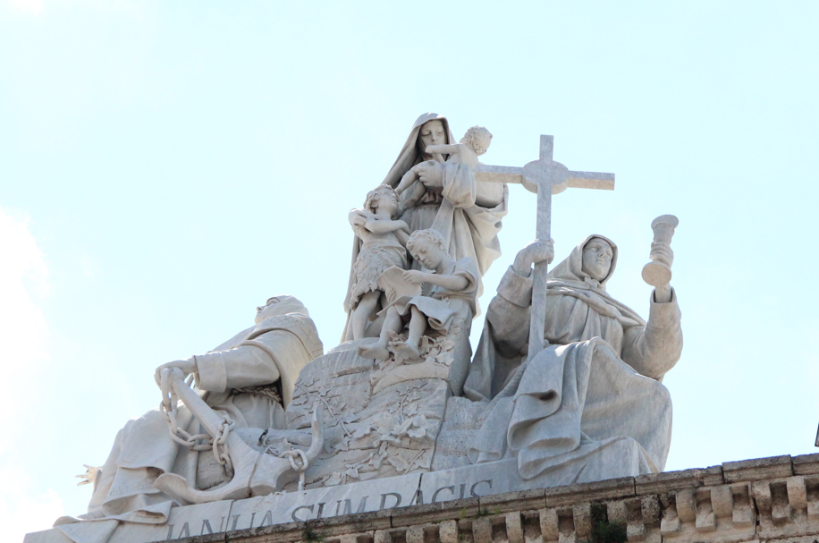 BillionGraves, BG, BG+, mobile app, volunteer, take photos of gravestones, colon cemetery, El Cementerio de Cristóbal Colón, cemetery, grave, gravestone, ancestors, ancestry, family history, gravestone symbols, Jesus, Catholic, cross, monk, nun