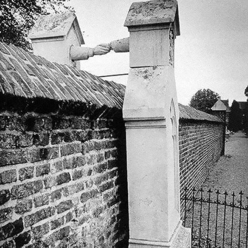 BillionGraves, hands, symbol, grave, gravestone, Dutch cemetery
